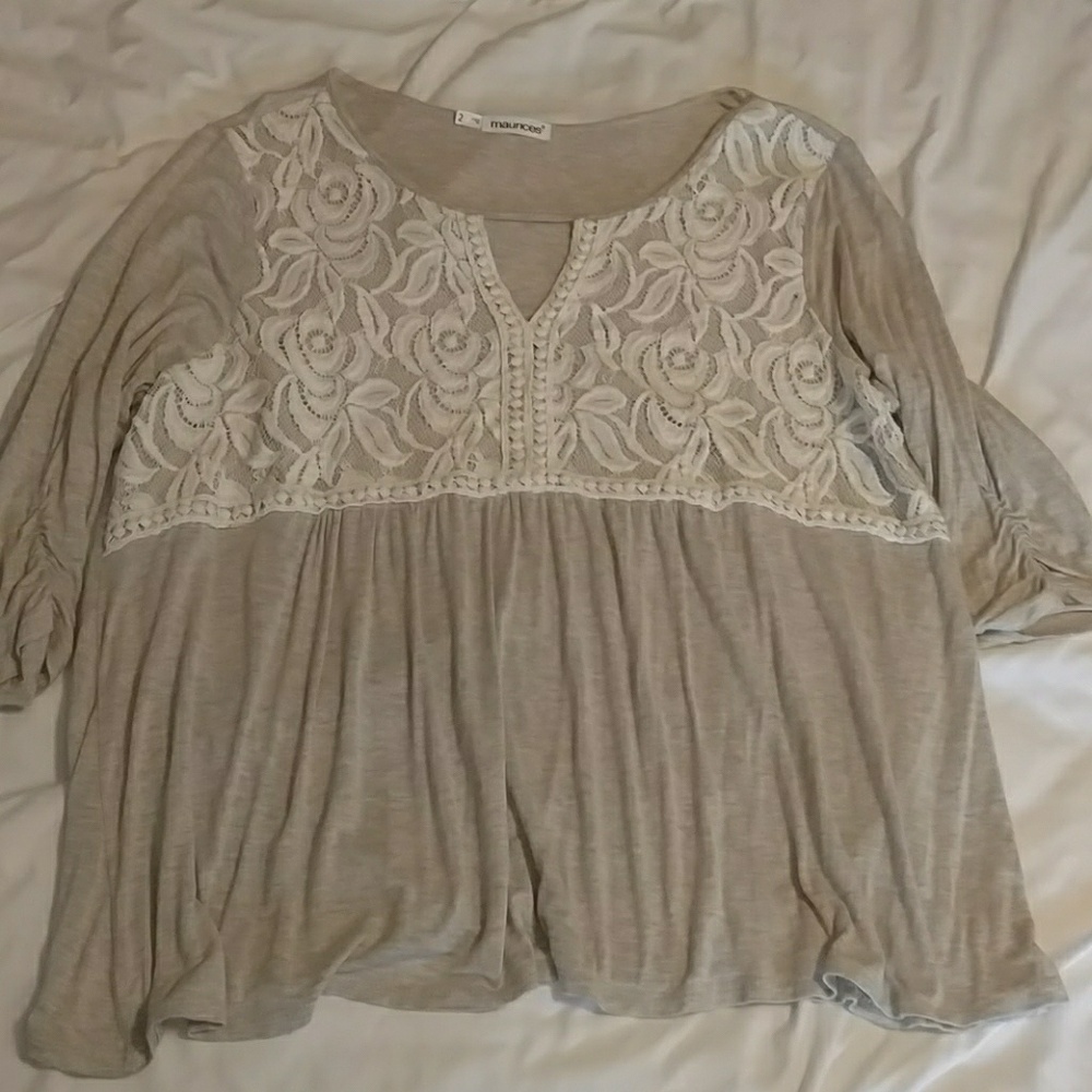 Adorable 3/4 length sleeve top with keyhole neck